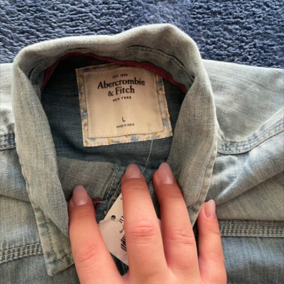 New With Tags NWT Abercrombie and Fitch Denim Button Down Shirt - Large - Picture 3 of 8